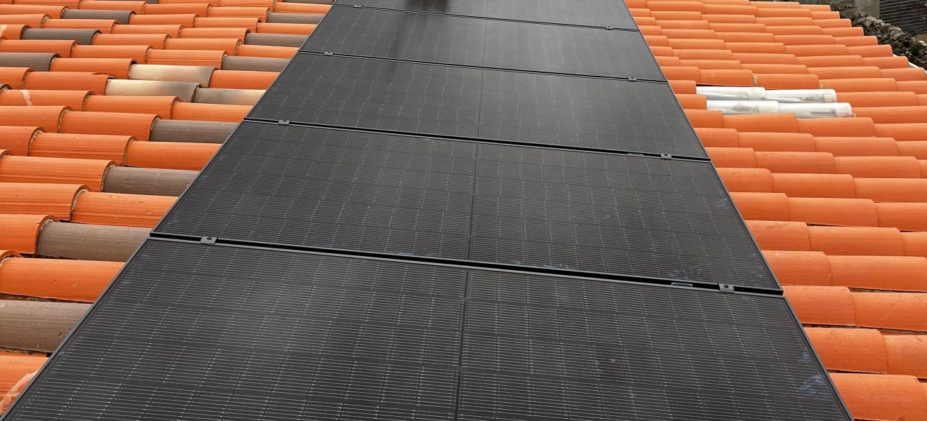 Installation de panneaux solaires sur tuiles maçonnées