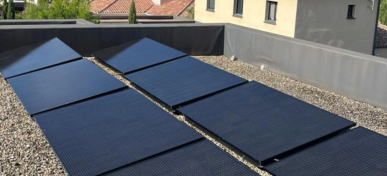 Installation de panneaux photovoltaïques sur bac lestable