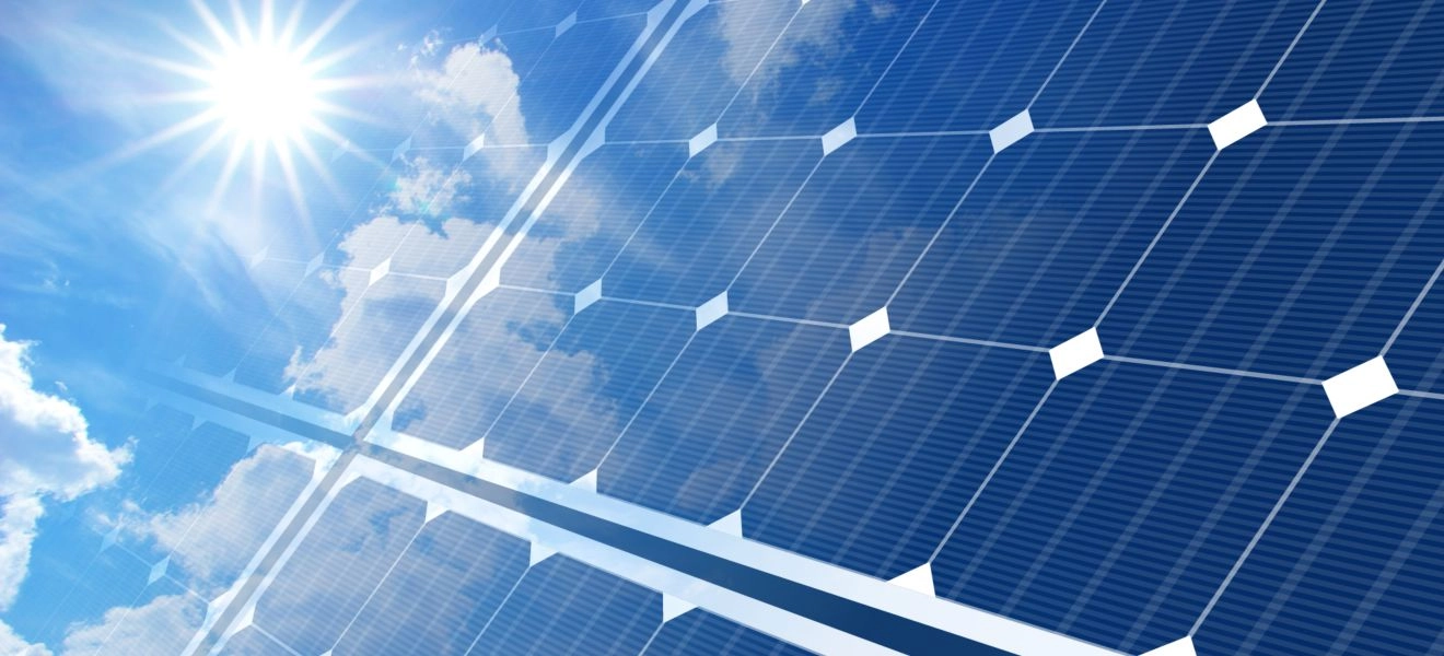 Panneaux photovoltaïques et météo : produisent-ils même sans grand soleil ?