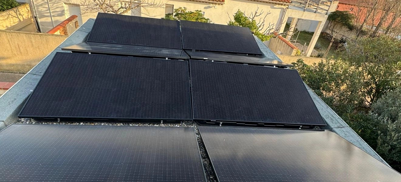 Et si votre toiture plate produisait aussi de l’énergie ?