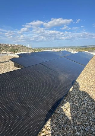 Installation de 12 panneaux solaires sur bac lestable