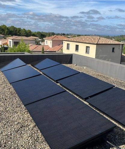 Installation de panneaux photovoltaïques sur bac lestable