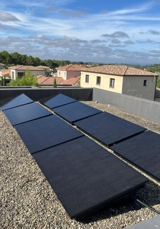 Installation de panneaux photovoltaïques sur bac lestable