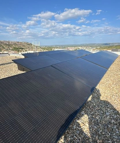 Installation de 12 panneaux solaires sur bac lestable