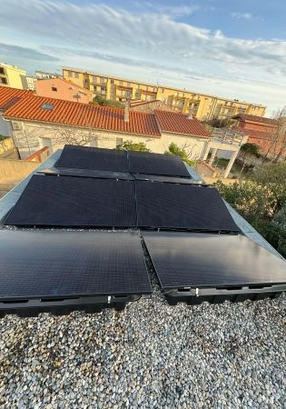 Et si votre toiture plate produisait aussi de l’énergie ?