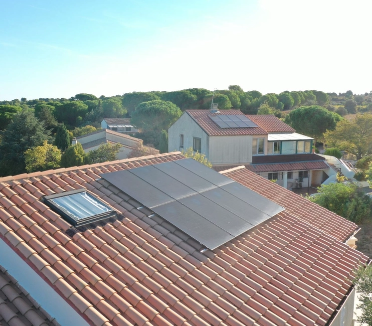 Panneaux photovoltaïques posés par Vilma Solaire sur une toiture